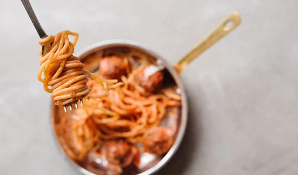 Υδατάνθρακες ή αλάτι: Ποιο προκαλεί μεγαλύτερη κατακράτηση υγρών στο σώμα μας;