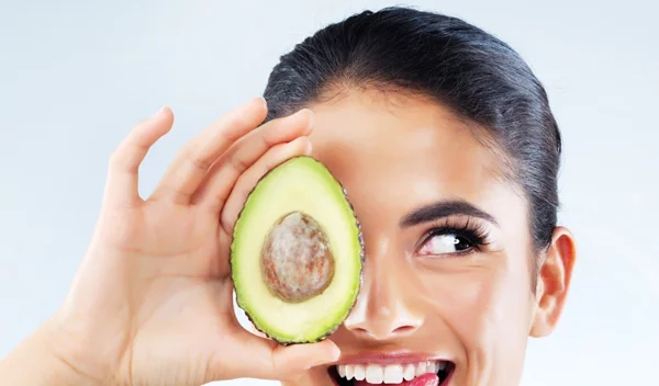 Λαμπερή και νεανική επιδερμίδα: Το πρόγραμμα και οι τροφές της αντιγήρανσης