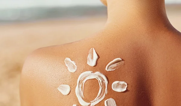 Αντηλιακή προστασία το καλοκαίρι: Η σειρά που καλύπτει ταυτόχρονα 6 σημαντικές ανάγκες