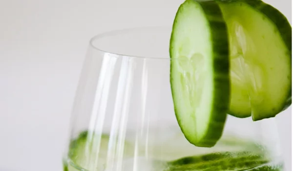 Τι να πιω το καλοκαίρι; 3 δροσιστικά και υγιεινά ποτά με λιγότερο από 1 θερμίδα (!)