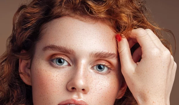 Ginger power: Οι τέλειες προτάσεις μακιγιάζ για κοκκινομάλλες