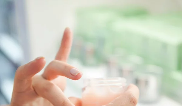 Αγορά καλλυντικών: Τα 6 κόλπα για οικονομικές επιλογές