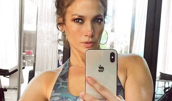 Το αποδοτικό 20λεπτο πρόγραμμα γυμναστικής της Τζένιφερ Λόπεζ που κάνει με όλη την οικογένεια