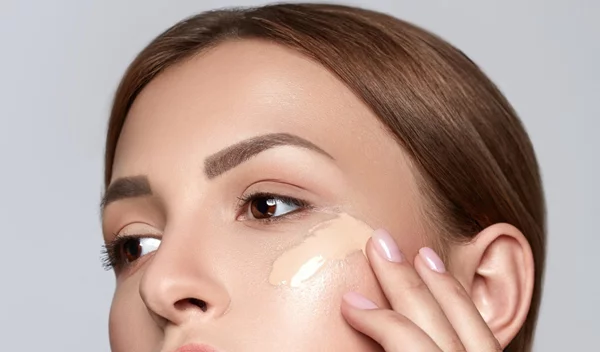 Ποια υφή μέικ απ να επιλέξω ανάλογα με τις ανάγκες μου και πώς θα διαλέξω τη σωστή απόχρωση;