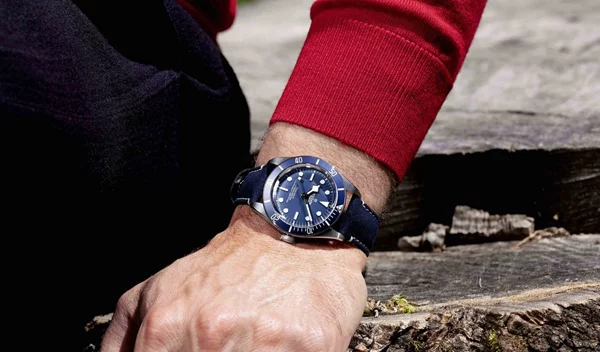 Navy Blue: Tο νέο μοντέλο που θα γοητεύσει τους λάτρεις των vintage compact ρολογιών