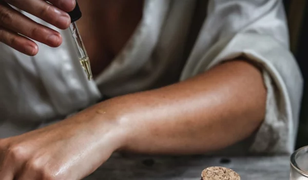 Λάδια ομορφιάς για πρόσωπο και σώμα: Τι προσφέρουν και πώς να τα χρησιμοποιήσεις