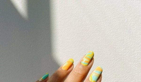 Ξεκινάμε τη νέα εβδομάδα με pop χρώματα στα νύχια και διάθεση στα ύψη