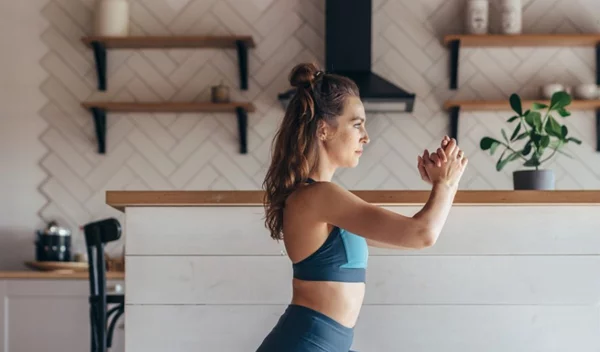 Ασκήσεις για γλουτούς: Το workout σε όρθια θέση που γυμνάζει τέλεια τα πόδια