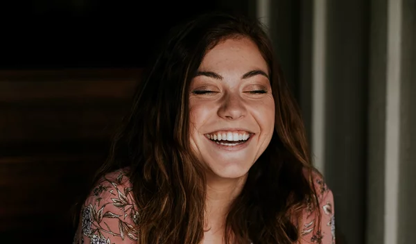 Πώς θα απαλλαγείς από τις λευκές κηλίδες στα δόντια