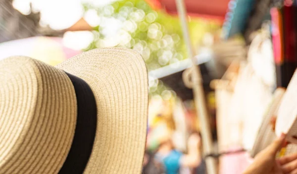 Ψάθινα καπέλα: 15 σχέδια που θα απογειώσουν τα καλοκαιρινά looks