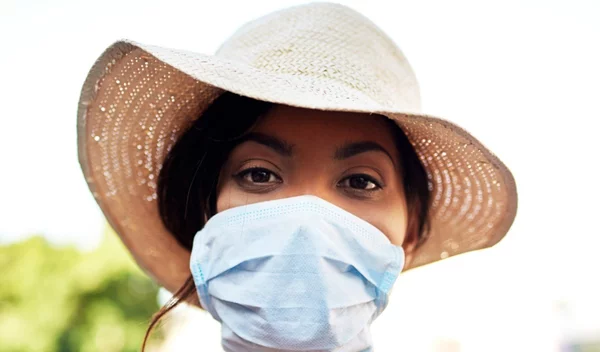 Προστατευτική μάσκα προσώπου το καλοκαίρι: Πώς θα αποτρέψεις την ακμή που μπορεί να προκαλέσει;