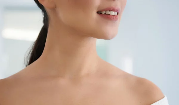 Η skincare ρουτίνα που θα σας χαρίσει νεανική εμφάνιση στο ντεκολτέ