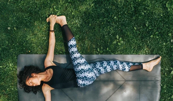 Υοga και στρες: Πώς επιδρά η yoga στο σώμα και το μυαλό και διώχνει το άγχος;