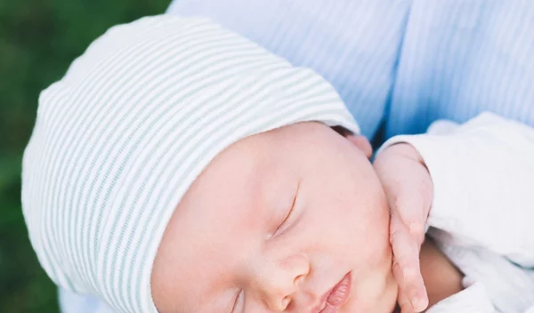 Ύπνος το καλοκαίρι: Πώς θα ντύσεις το μωρό σου για να μη ζεσταίνεται