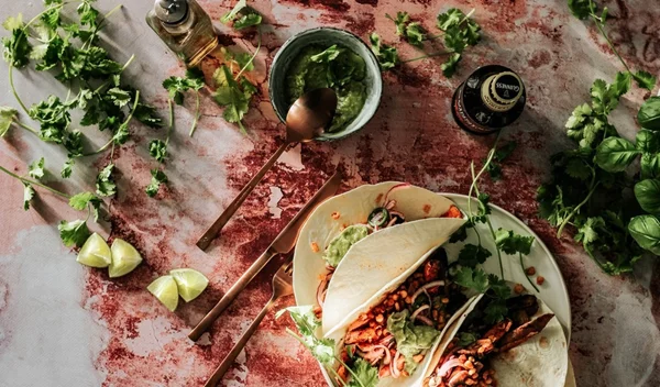 Ελαφρύ βραδινό με τορτίγια: 5 υγιεινές συνταγές για κρύα σάντουιτς