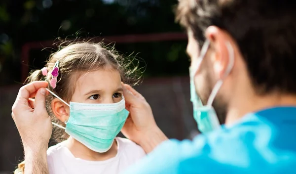 Μάσκα στα παιδιά στο σχολείο: Πώς θα βοηθήσουμε το παιδί μας να τη συνηθίσει;