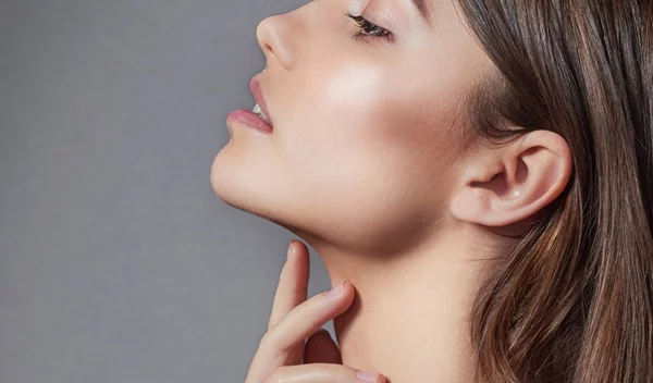 Χαλάρωση λαιμού: Οι εξειδικευμένες κρέμες αντιγήρανσης για τον λαιμό