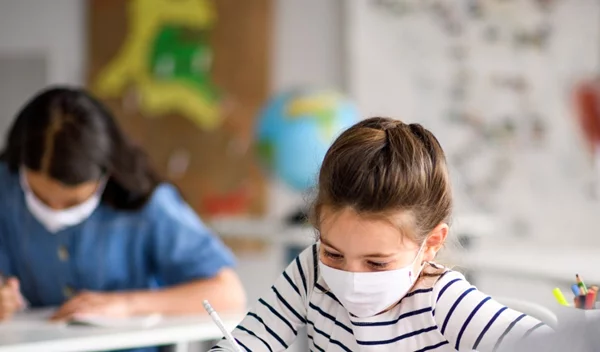 Q+A: Μπορεί η μάσκα στα παιδιά να προκαλέσει πρόβλημα; Ποια ανήκουν στις ευπαθείς ομάδες; Οι απαντήσεις από την Ελληνική Παιδοπνευμονολογική Εταιρεία