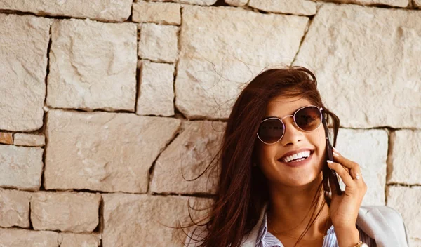 Το blazer είναι το απαραίτητο κομμάτι του φθινοπώρου | Βρήκαμε οικονομικές και fashionable επιλογές