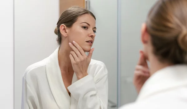 Ενήλικη ακμή σε ευαίσθητη επιδερμίδα | Οι αιτίες και η ρουτίνα περιποίησης που θα σε σώσει