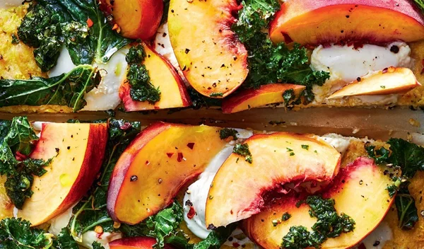 Πίτσα με μπουράτα, ροδάκινο και kale σε βάση από κολοκυθάκια