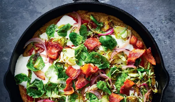 Πίτσα με λαχανάκια Βρυξελλών, μπέικον και κόκκινο κρεμμύδι σε βάση από κινόα