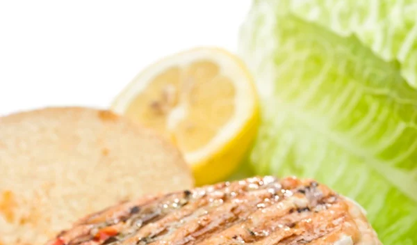 Μπιφτέκια σολομού με σος γιαουρτιού από τη διατροφολόγο Σταυρούλα Κρίκη