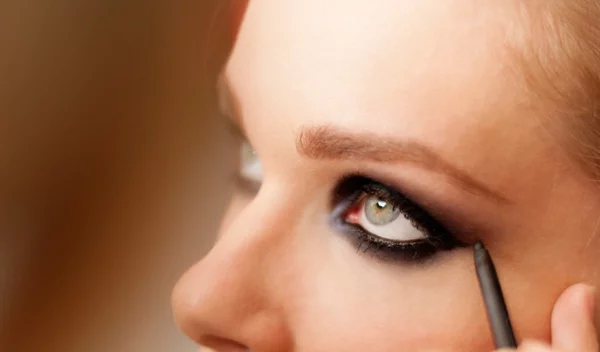 Η νέα εκδοχή του eyeliner που προτείνει ο Peter Philips