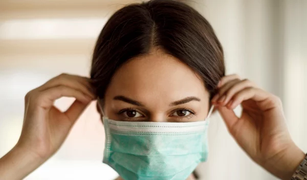 Κομψή με μάσκα | 5 χτενίσματα για να μην πονάνε τα αφτιά σου