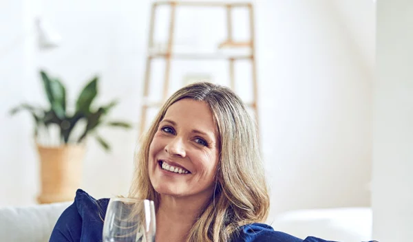 Αλκοόλ στην εμμηνόπαυση: Πώς επηρεάζει τα συμπτώματα, πώς μπορεί να αυξήσει τους κινδύνους για την υγεία