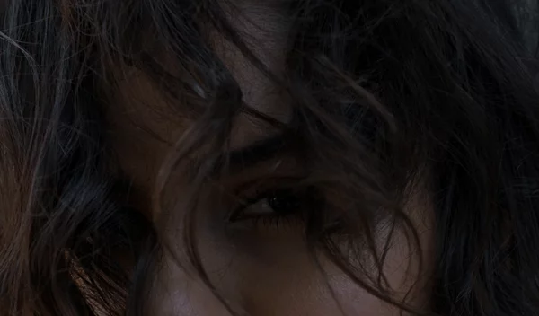 Συμβουλές για να φροντίσεις τις μπούκλες σου (έτσι θα έχεις όγκο και λάμψη στα μαλλιά)