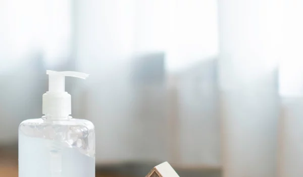 Μένεις με την οικογένειά σου ή συγκατοικείς; Τι να κάνεις εάν κάποιος έχει συμπτώματα κορονοϊού