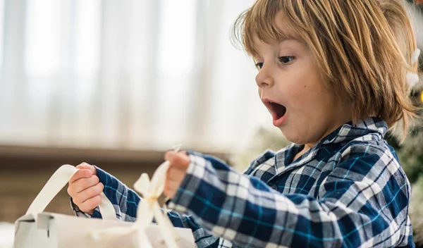 Χριστουγεννιάτικα δώρα στα παιδιά: Τι να κάνεις αν το παιδί σου ζητάει ακριβά δώρα