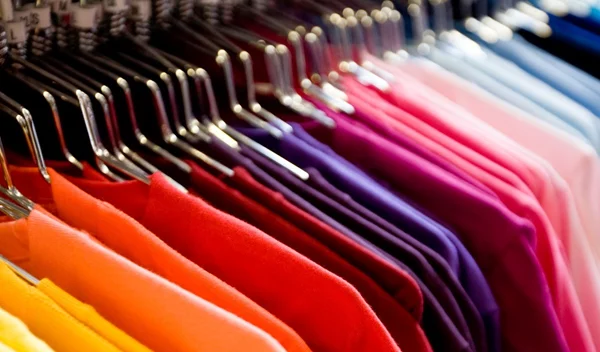 Πώς να προσθέσεις χρώμα στη γκαρνταρόμπα σου τον χειμώνα