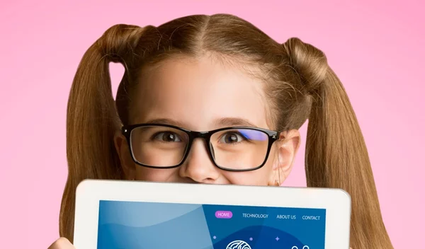 Η ELPEN προσφέρει 200 tablets στους μαθητές της Σάμου