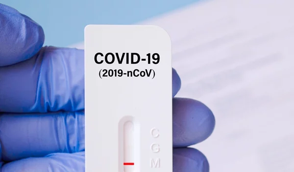 Έχεις θετικό τεστ στον κορονοϊό αλλά είσαι ασυμπτωματική; Θα παρουσιάσεις συμπτώματα; Μπορείς να μεταδώσεις τον ιό;