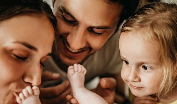 Συστήνοντας το νέο μωρό στην οικογένεια