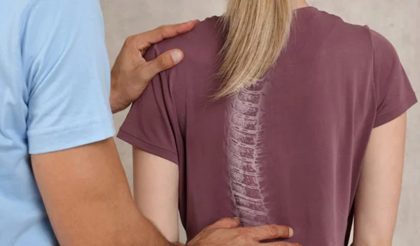 Σκολίωση | Ο πόνος που προκαλεί και οι τρόποι αντιμετώπισης