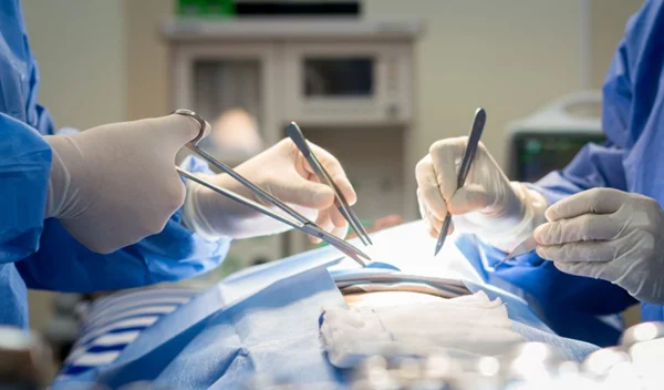 Το Ιατρικό Κέντρο Αθηνών πρωτοπορεί: Επιτυχής αντιμετώπιση υποτροπιάζοντος καρκίνου του ορθού με τη μέθοδο της κοίλιο-ιερεκτομής