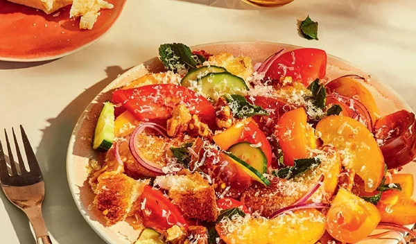 Σαλάτα με ψωμί από ροδάκινο, αγγούρι ντομάτα και καρύδια