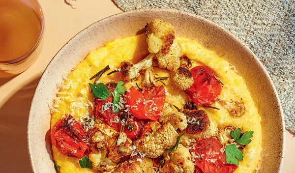 Κουνουπίδι ραγού και ντομάτα πάνω σε πολέντα με τραγανό δεντρολίβανο