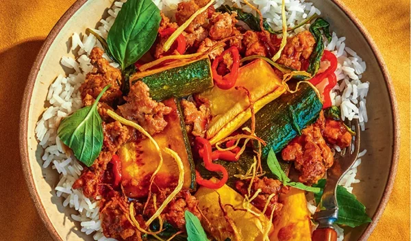 Τηγανητά κολοκυθάκια με χοιρινό, πιπεριές και ρύζι