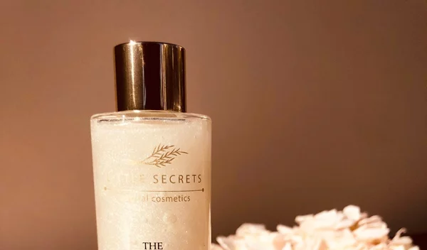 Η  Little Secrets παρουσιάζει το body oil “The Moonlight glow”