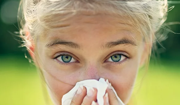 Αλλεργική ρινίτιδα, αλλεργίες σε τροφές, αλλεργίες σε φάρμακα: Πότε δεν μπορείς να κάνεις το εμβόλιο της Pfizer για τον κορονοϊό