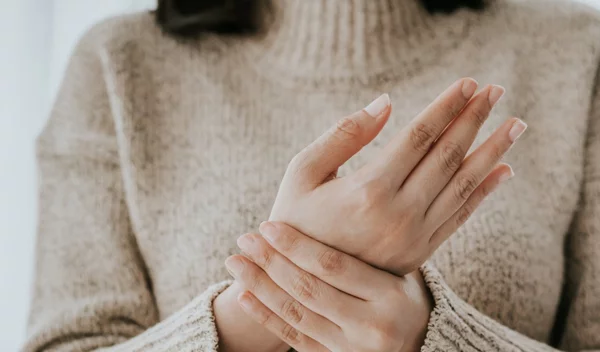 Κάνουν "κρακ" οι αρθρώσεις; Τι σημαίνει αυτό και πώς θα το αντιμετωπίσεις;