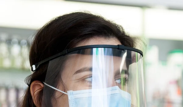 Σε προστατεύει η πλαστική προσωπίδα χωρίς μάσκα; Όχι, είναι η έγκυρη απάντηση