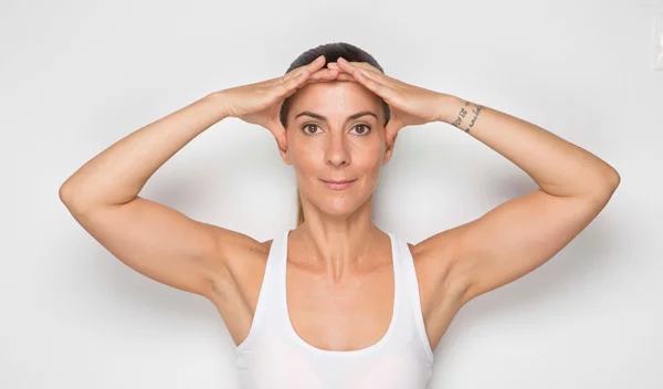 Τρίζεις τα δόντια σου και δεν κοιμάσαι καλά; 3 κινήσεις Face Yoga για ήρεμο ύπνο