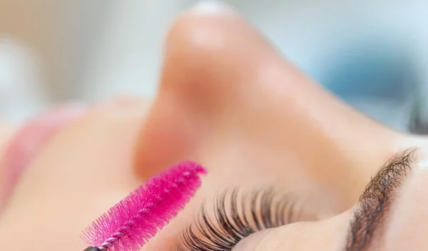 Να πώς θα φροντίζεις σωστά τις βλεφαρίδες σου