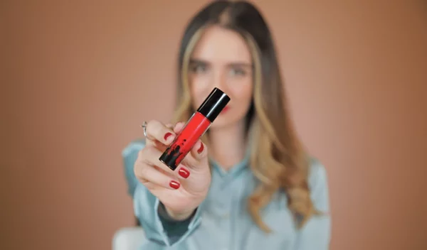 Πώς να κάνεις juicy τα χείλη σου με κόκκινο κραγιόν