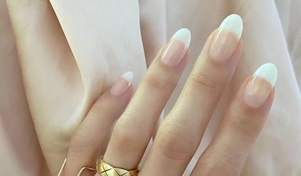 Γαλλικό μανικιούρ: Η καθόλου «γαλλική» ιστορία του και οι πιο κομψές και ευφάνταστες εκδοχές του